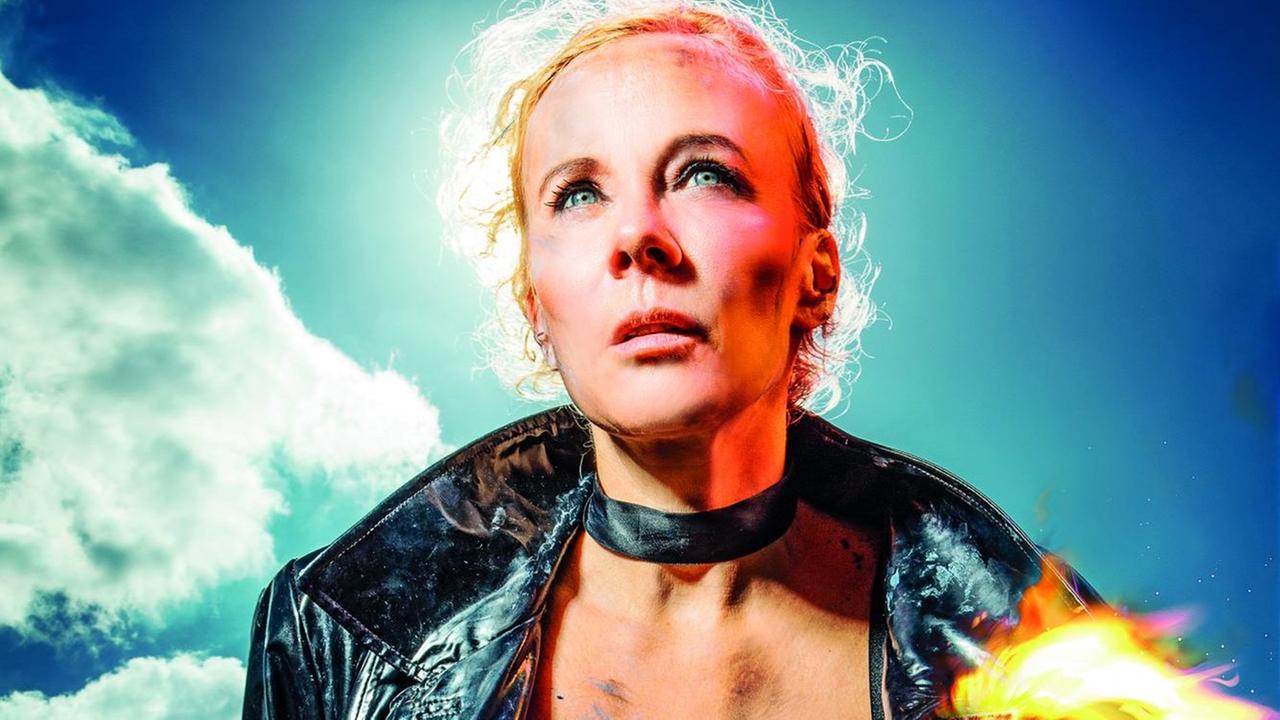 Katja Rieman blickt gen Himmel und hält eine Fackel in der Hand. Katja Rieman blickt gen Himmel und hält eine Fackel in der Hand.