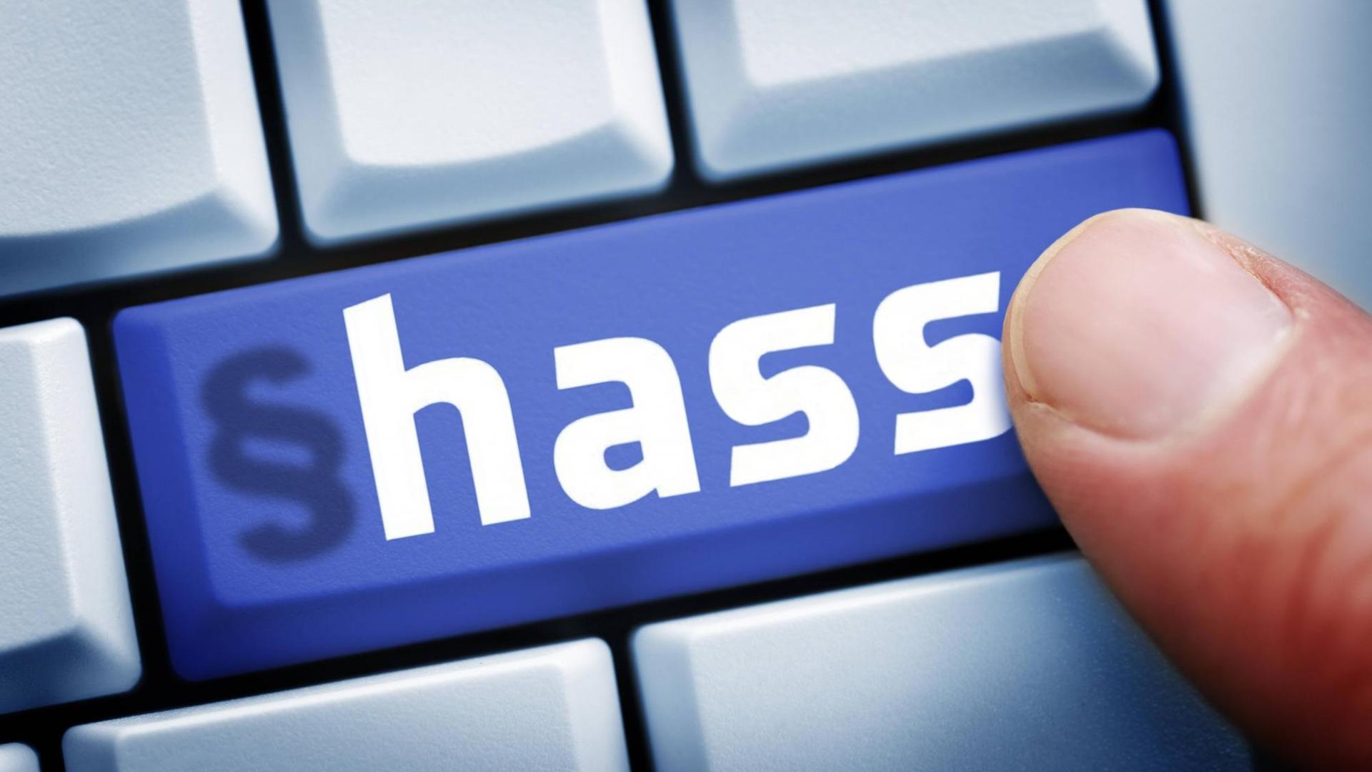 Computertaste mit der Aufschrift Hass und Paragraphen-Zeichen. Computertaste mit der Aufschrift Hass und Paragraphen-Zeichen.