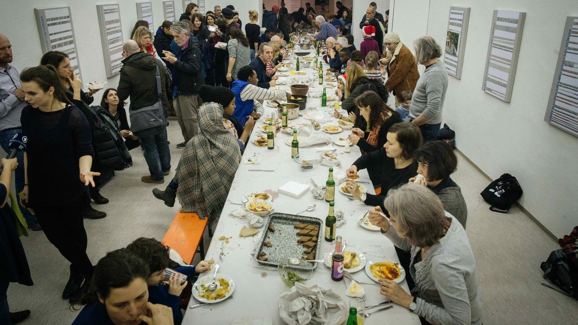 Eine gemeinsame Kochaktion von Flüchtlingen und Einheimischen in Nürnberg.