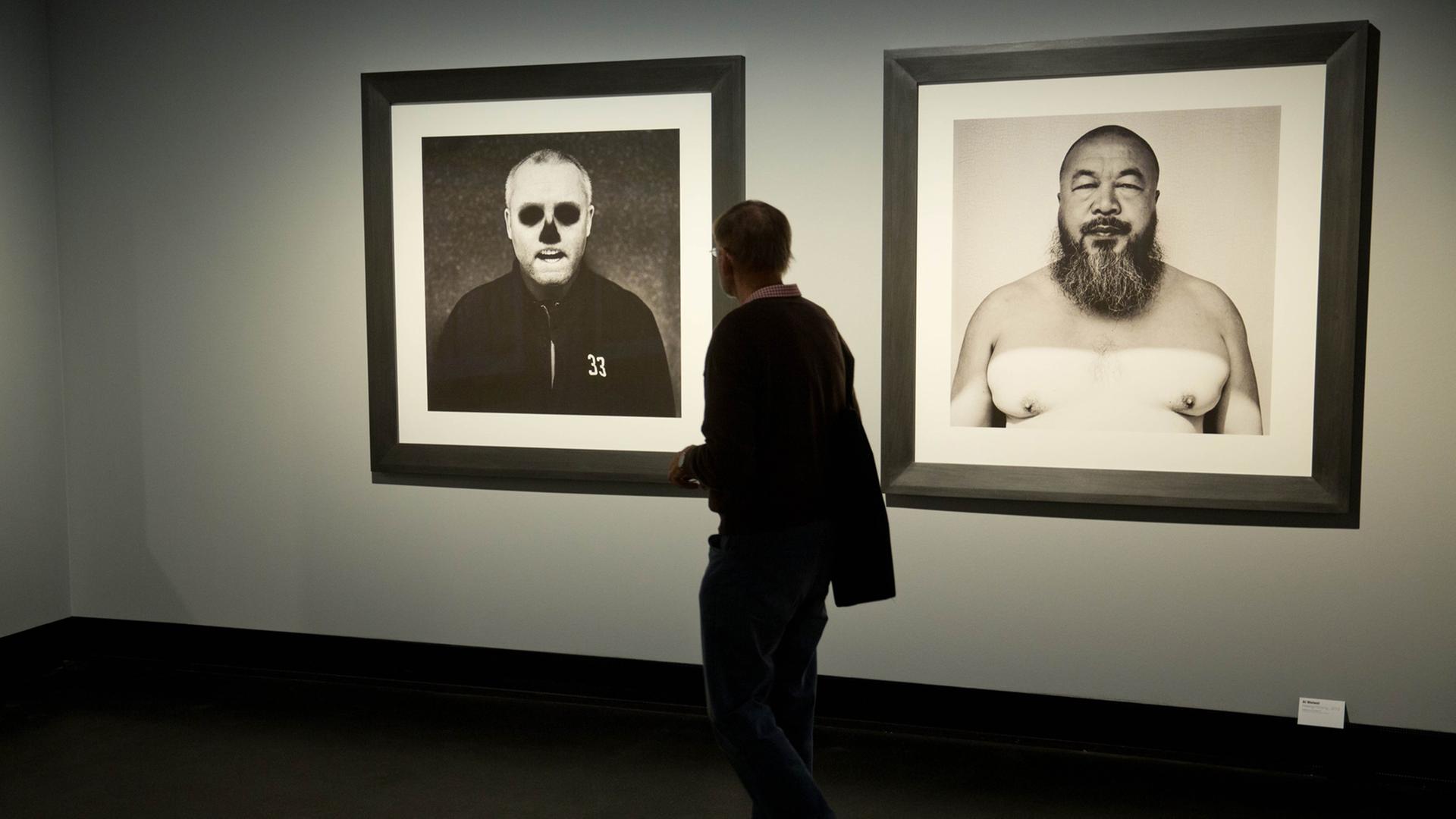 Zum 60. Geburtstag des niederländischen Fotografen Anton Corbijn zeigt die Berliner C/O Galerie in Berlin eine umfassende Retrospektive. Bis Ende Januar 2016 sind im Amerika-Haus am Bahnhof Zoo rund 600 Fotografien, Filme und weitere Exponate zu sehen. Zum 60. Geburtstag des niederländischen Fotografen Anton Corbijn zeigt die Berliner C/O Galerie in Berlin eine umfassende Retrospektive. Bis Ende Januar 2016 sind im Amerika-Haus am Bahnhof Zoo rund 600 Fotografien, Filme und weitere Exponate zu sehen.