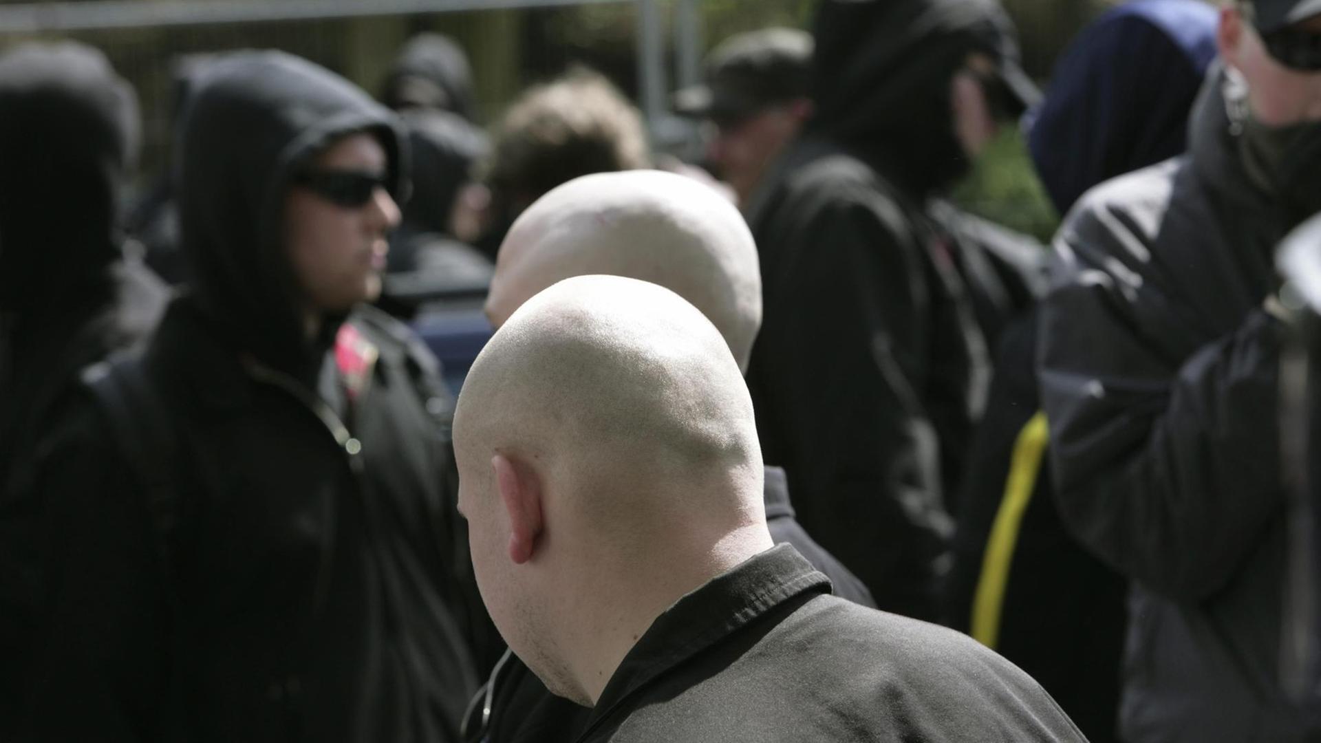 Neonazi-Demo in Hamburg, bei dem unter anderem der sogenanntew Schwarze Block der Neonazis aufmarschierte. Neonazi-Demo in Hamburg, bei dem unter anderem der sogenanntew Schwarze Block der Neonazis aufmarschierte.
