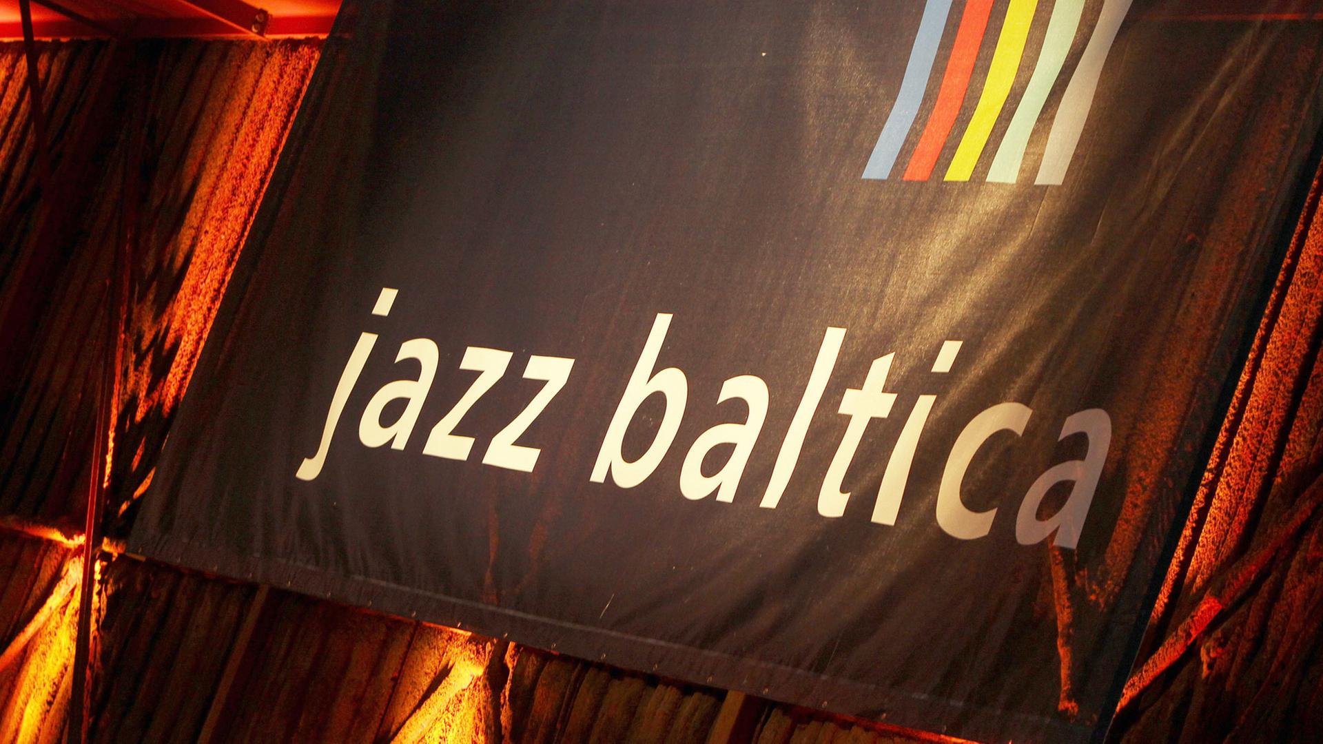 Ein Banner mit der Aufschrift "Jazzbaltica" hängt am Freitag (29.06.2012) in Niendorf beim Jazzbaltica Festival an einer Wand. Ein Banner mit der Aufschrift "Jazzbaltica" hängt am Freitag (29.06.2012) in Niendorf beim Jazzbaltica Festival an einer Wand.