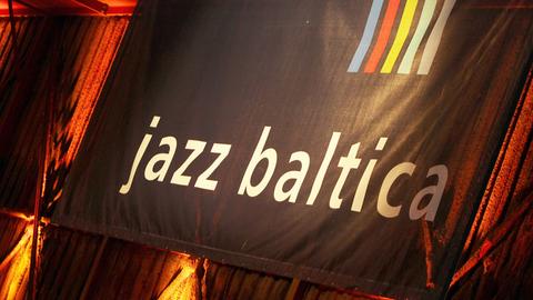 Ein Banner mit der Aufschrift "Jazzbaltica" hängt am Freitag (29.06.2012) in Niendorf beim Jazzbaltica Festival an einer Wand.