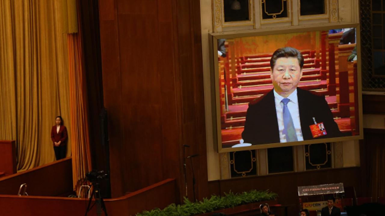 Chinas Staatspräsident Xi Jinping erscheint auf einem Bildschirm während eines Parteitreffens in Peking.