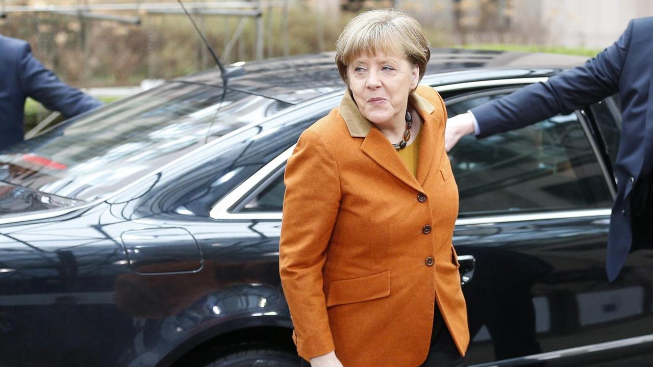 Bundeskanzlerin Merkel auf dem Weg zum Brüsseler EU-Sondergipfel mit der Türkei.