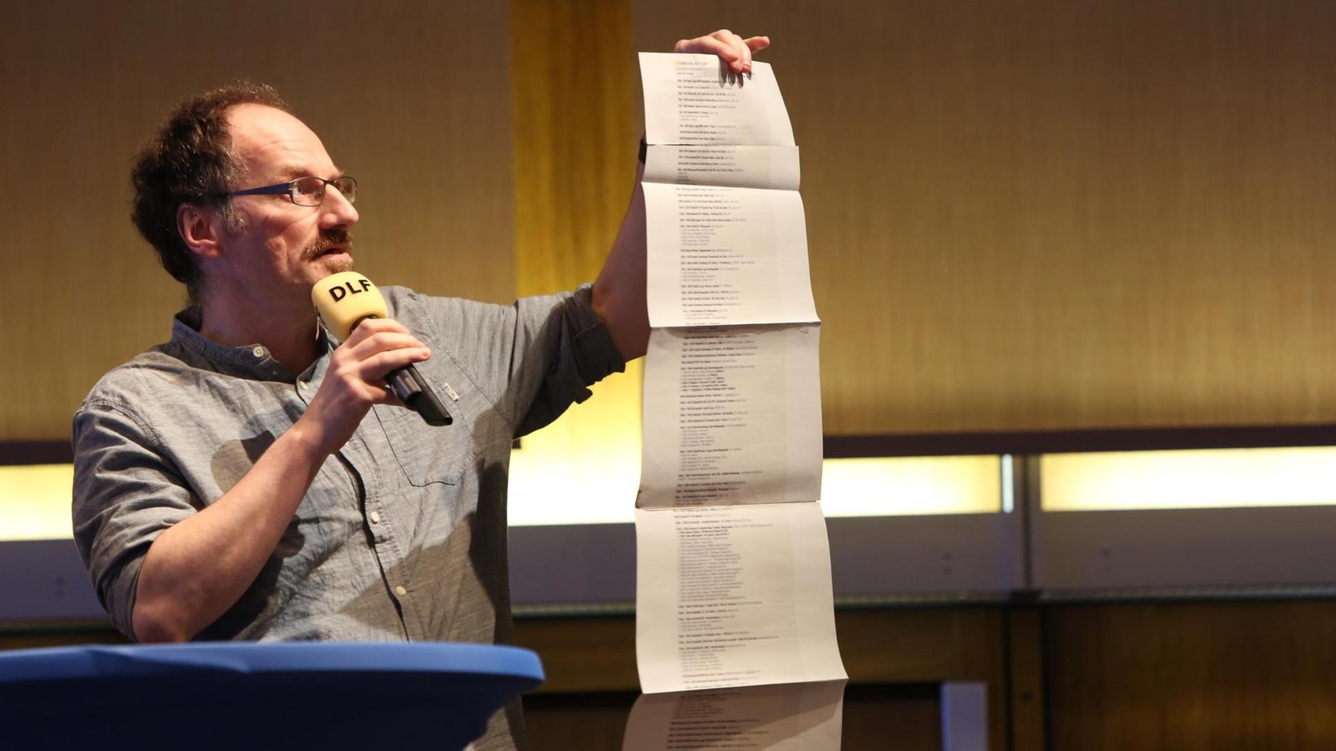 Kai Pahl hält eine Liste aus mehreren DIN-A4-Seiten hoch Kai Pahl hält eine Liste aus mehreren DIN-A4-Seiten hoch