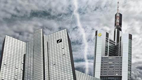 Deutsche Bank und Commerzbank in Frankfurt vor grauem Himmel als Symbol für die Krise der Finanzistitute und deren möglicher Fusion.