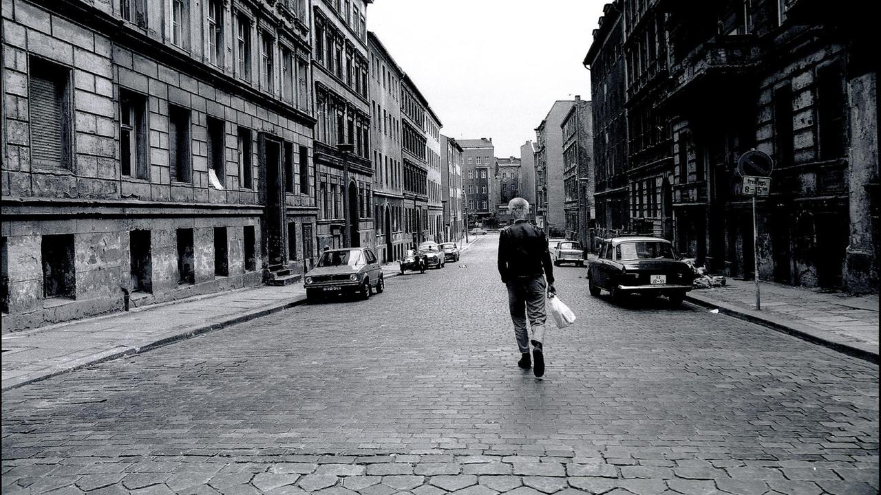 Ein Punk im Ostberliner Viertel Prenzlauer Berg im Jahr 1982 Ein Punk im Ostberliner Viertel Prenzlauer Berg im Jahr 1982