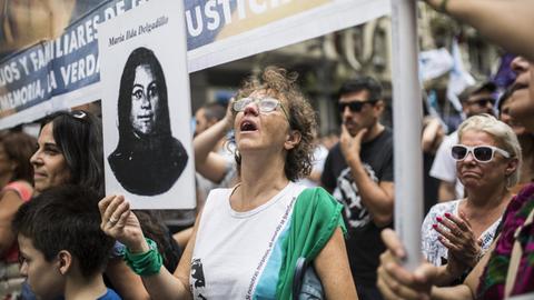 Gedenk- und Protestmarsch 42 Jahre nach dem Militärputsch in Argentinien: Eine Frau hält das Bild eines Opfers der Militärdikatur hoch.