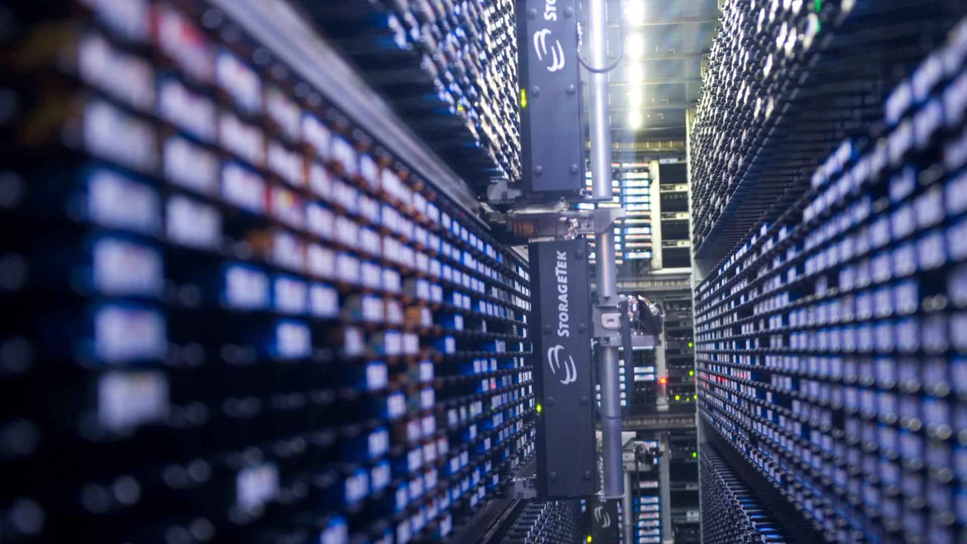 Ein automatisches Lager für Magnet-Datenbänder arbeitet in einem Nebenraum des Supercomputers "Blizzard" Ein automatisches Lager für Magnet-Datenbänder arbeitet in einem Nebenraum des Supercomputers "Blizzard"