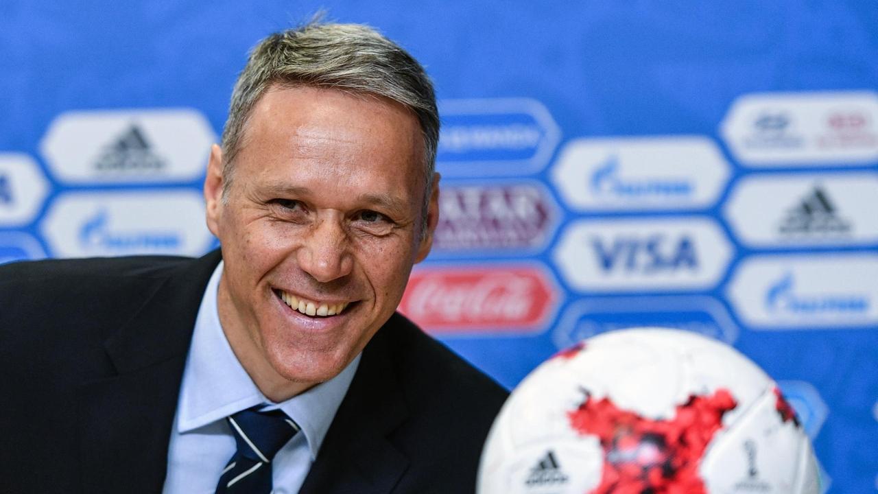 Marco van Basten, FIFA-Direktor für technische Entwicklung. Marco van Basten, FIFA-Direktor für technische Entwicklung.