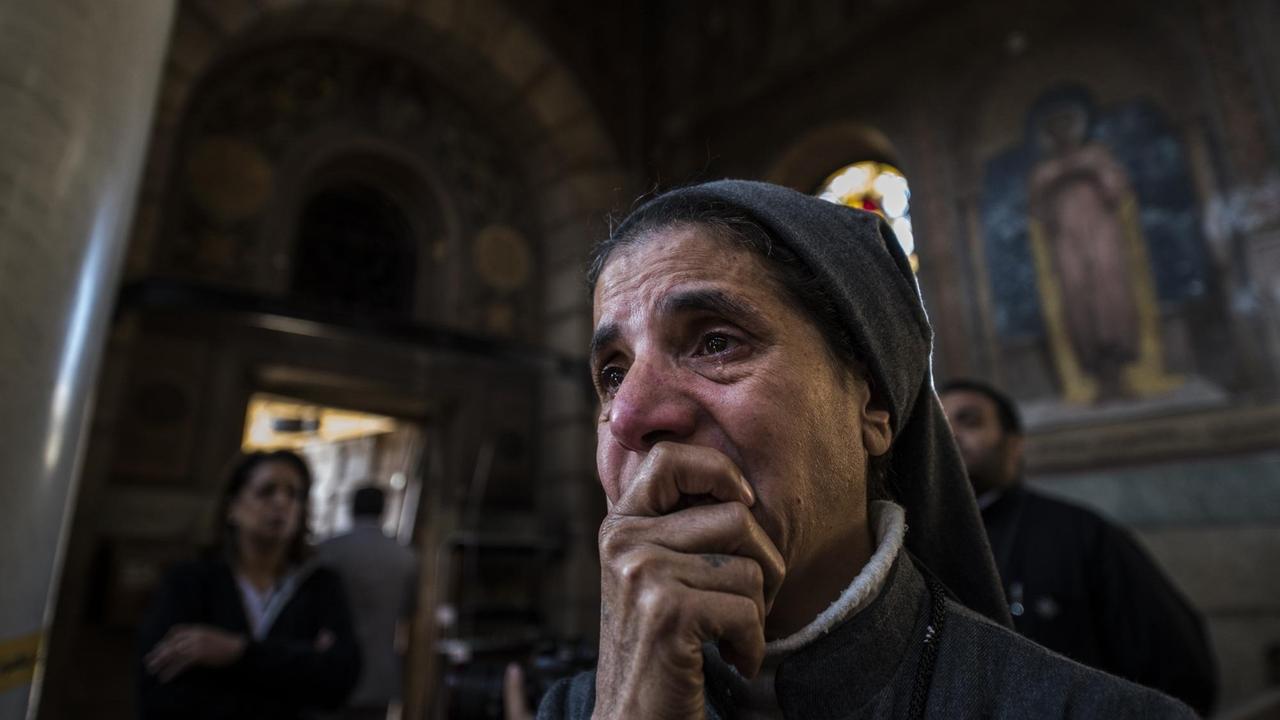 Eine Nonne weint nach einer Bombenexplosion während der Sonntagsmesse in der St.-Peter-und-Paul-Kirche der koptischen Christen in Kairo Eine Nonne weint nach einer Bombenexplosion während der Sonntagsmesse in der St.-Peter-und-Paul-Kirche der koptischen Christen in Kairo