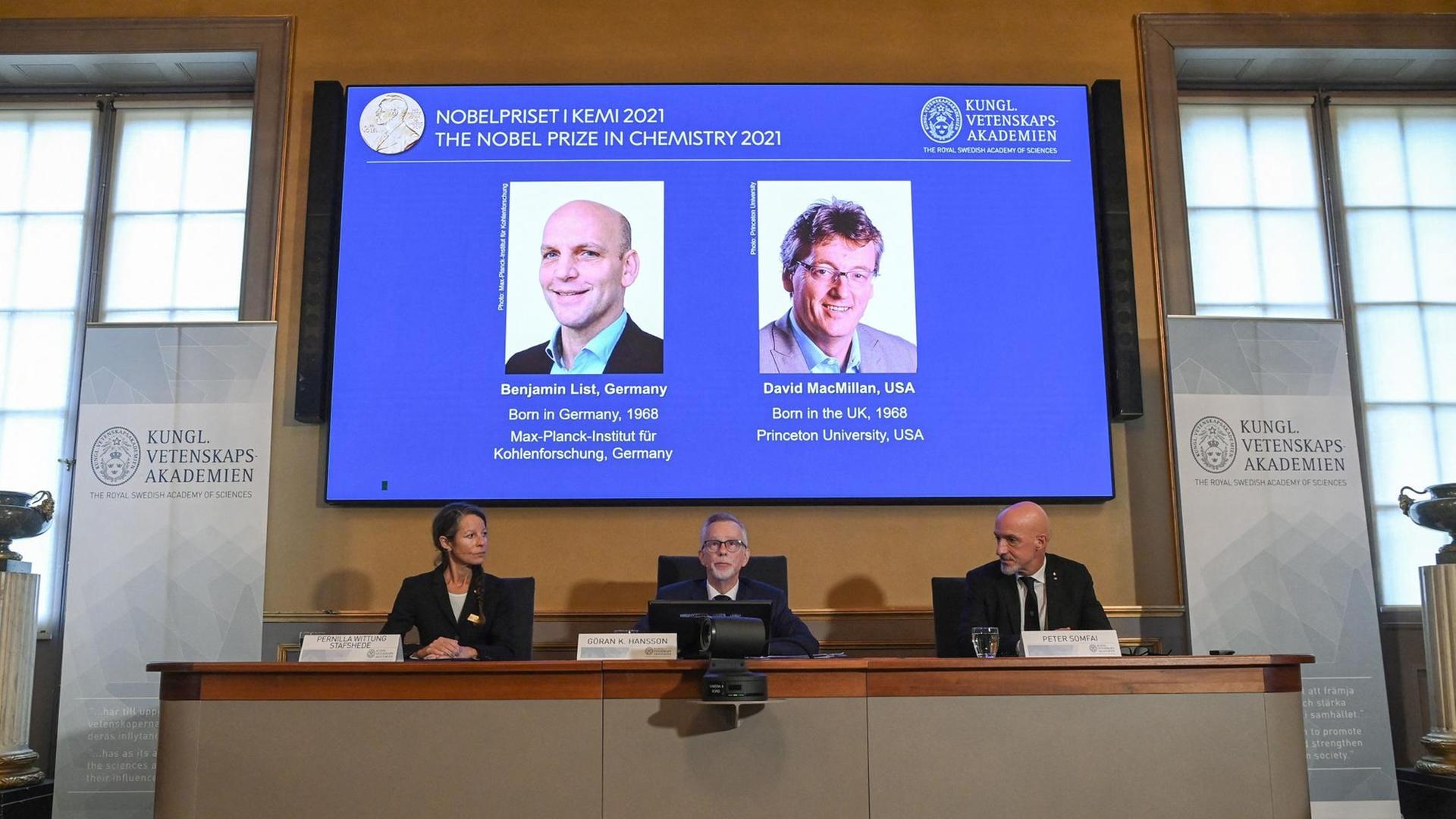 Der Bildschirm mit den Bildern der Chemie-Nobelpreisträger Benjamin List und David Macmillan. Der Bildschirm mit den Bildern der Chemie-Nobelpreisträger Benjamin List und David Macmillan.