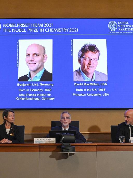 Der Bildschirm mit den Bildern der Chemie-Nobelpreisträger Benjamin List und David Macmillan.