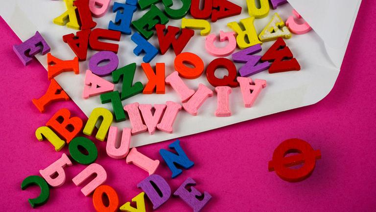 Viele Buchstaben purzeln aus einem Umschlag. Viele Buchstaben purzeln aus einem Umschlag.
