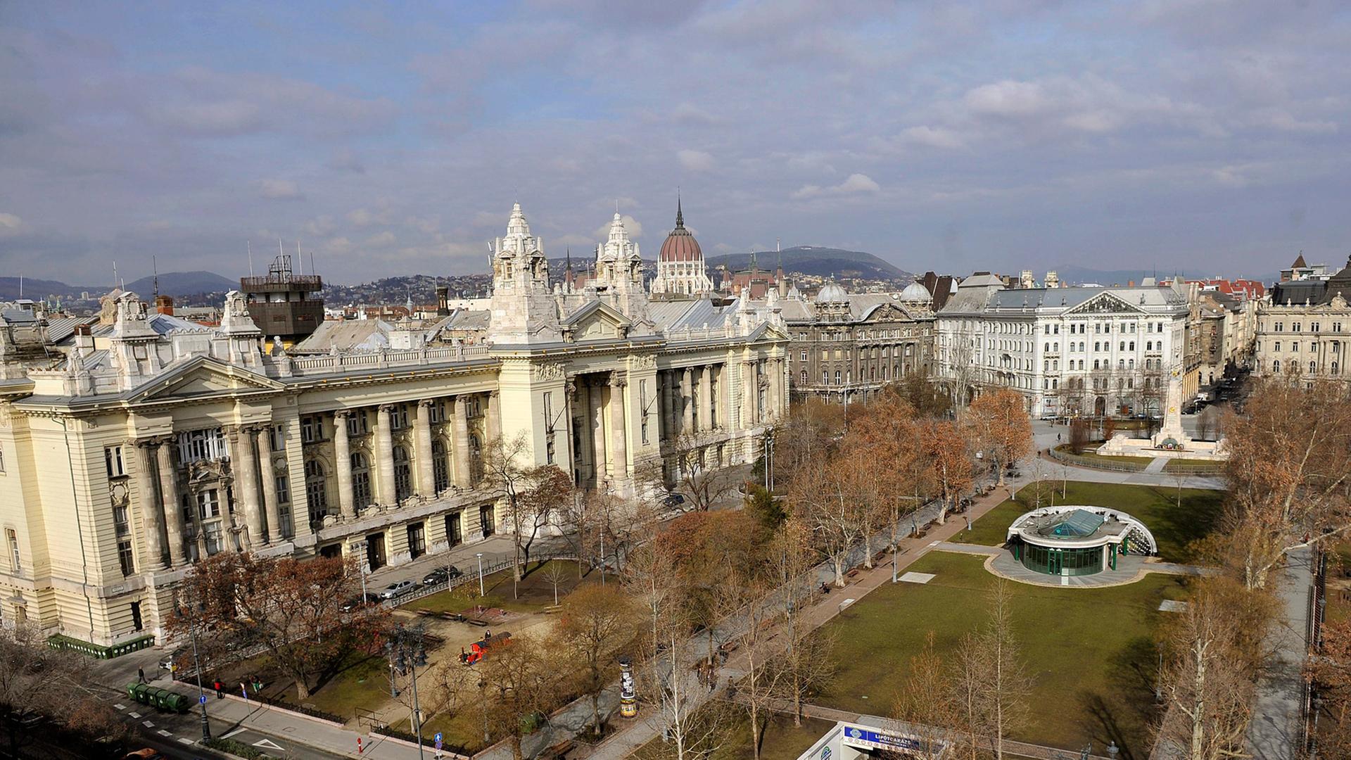 Blick auf den Budapester Freiheitsplatz im Februar 2013 mit dem Börsenpalast zur Linken Blick auf den Budapester Freiheitsplatz im Februar 2013 mit dem Börsenpalast zur Linken