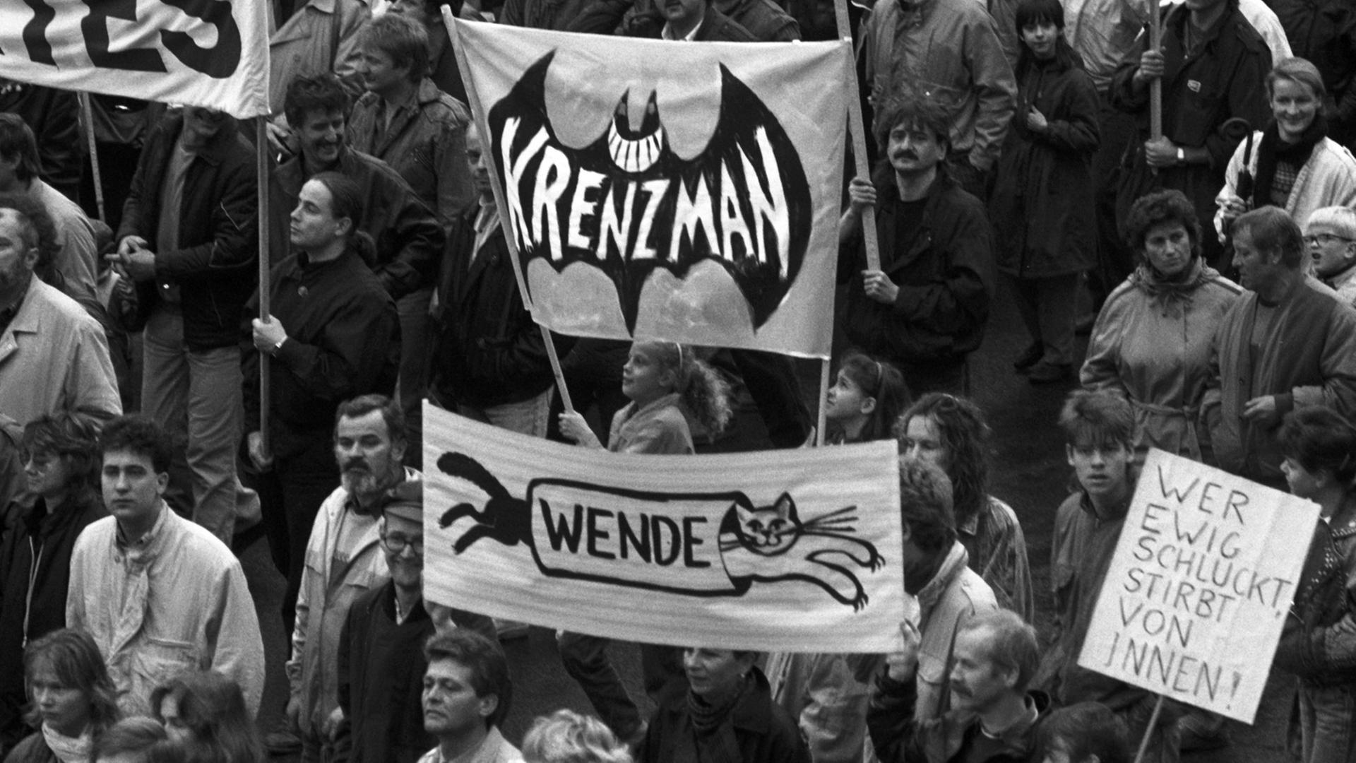 Berlin erlebt am 4. November 1989 die größte Demonstration für eine andere DDR. Eine halbe bis eine Million Demonstranten ziehen durch die Innenstadt, vorbei am Palast der Republik mit dem Sitz der Volkskammer und am Staatsratsgebäude zu einer Abschlusskundgebung auf dem Alexanderplatz. "Wende", "Wer ewig schluckt stirbt von Innen" oder "Krenzmann" steht auf Transparenten der Demonstranten. Berlin erlebt am 4. November 1989 die größte Demonstration für eine andere DDR. Eine halbe bis eine Million Demonstranten ziehen durch die Innenstadt, vorbei am Palast der Republik mit dem Sitz der Volkskammer und am Staatsratsgebäude zu einer Abschlusskundgebung auf dem Alexanderplatz. "Wende", "Wer ewig schluckt stirbt von Innen" oder "Krenzmann" steht auf Transparenten der Demonstranten.