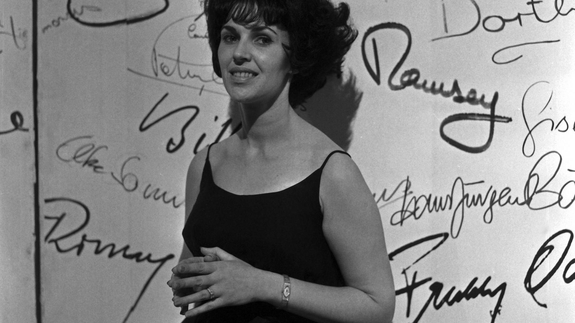 Wanda Jackson steht vor einer Wand mit Unterschriften Wanda Jackson steht vor einer Wand mit Unterschriften