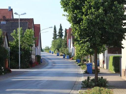Die Straße eines unterfränkischen Dorfes.