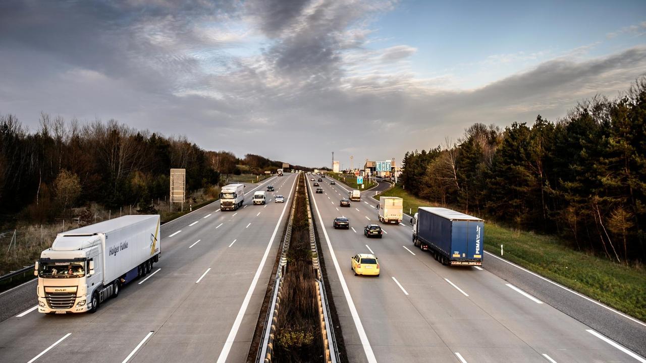 Autos und Lkw fahren auf der A2 im Sonnenuntergang, aufgenommen am 16.04.2015 bei Helmstedt (Niedersachsen). Foto: Thomas Eisenhuth/dpa | Verwendung weltweit Autos und Lkw fahren auf der A2 im Sonnenuntergang, aufgenommen am 16.04.2015 bei Helmstedt (Niedersachsen). Foto: Thomas Eisenhuth/dpa | Verwendung weltweit