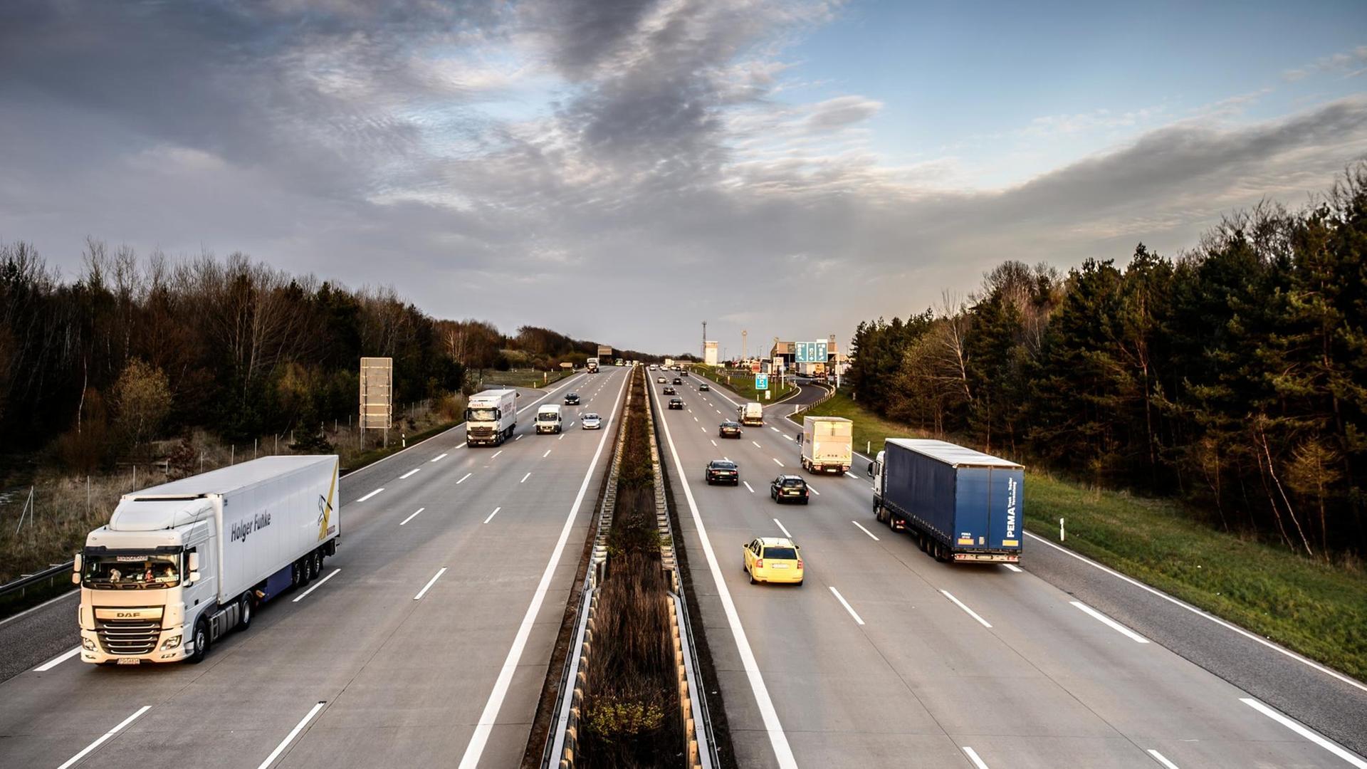 Autos und Lkw fahren auf der A2 im Sonnenuntergang, aufgenommen am 16.04.2015 bei Helmstedt (Niedersachsen). Foto: Thomas Eisenhuth/dpa | Verwendung weltweit Autos und Lkw fahren auf der A2 im Sonnenuntergang, aufgenommen am 16.04.2015 bei Helmstedt (Niedersachsen). Foto: Thomas Eisenhuth/dpa | Verwendung weltweit