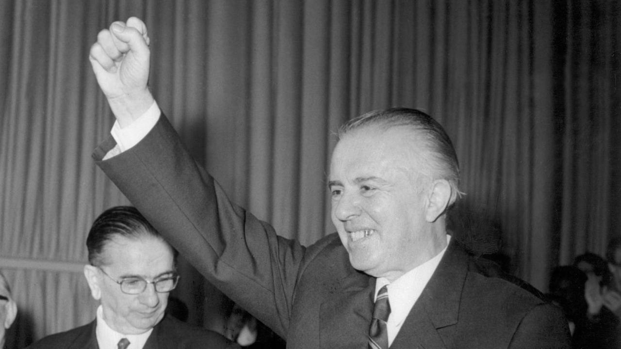 Ein SchwarzWeiß-Foto zeigt den albanischen Diktator Enver Hodscha, wie er beim 7. Kongress der P.T.A im Dezember 1976 kämpferisch die Faust in die Höhe streckt Ein SchwarzWeiß-Foto zeigt den albanischen Diktator Enver Hodscha, wie er beim 7. Kongress der P.T.A im Dezember 1976 kämpferisch die Faust in die Höhe streckt