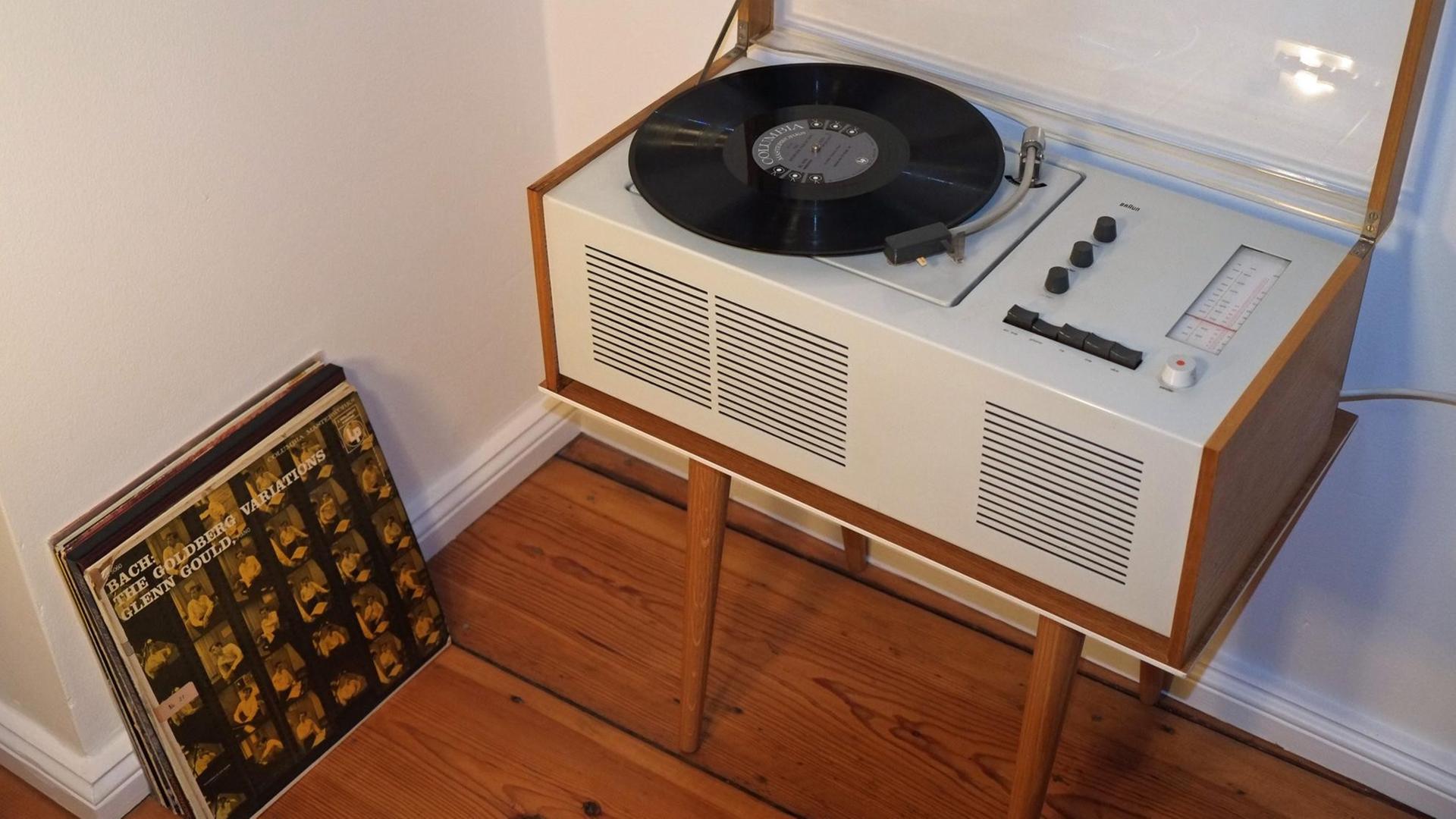 Schallplatten und ein historischer Plattenspieler von Braun Schallplatten und ein historischer Plattenspieler von Braun