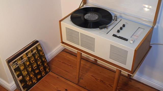 Schallplatten und ein historischer Plattenspieler von Braun