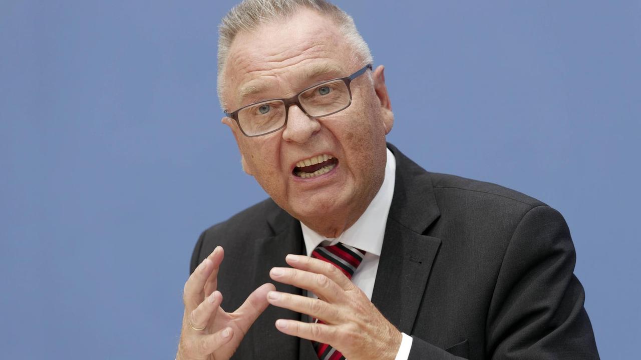 Der ehemalige Verfassungsrichter Hans-Jürgen Papier gestikuliert engagiert. Der ehemalige Verfassungsrichter Hans-Jürgen Papier gestikuliert engagiert.