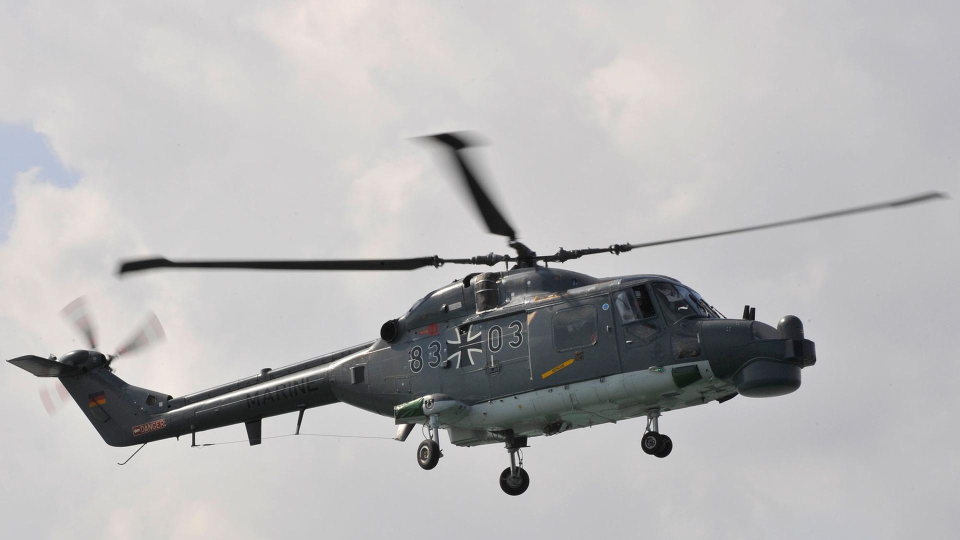 Ein Hubschrauber vom Typ Sea Lynx MK 88A fliegt am Dienstag (23.12.2008) in Dschibuti im Hafen. Ein Hubschrauber vom Typ Sea Lynx MK 88A fliegt am Dienstag (23.12.2008) in Dschibuti im Hafen.