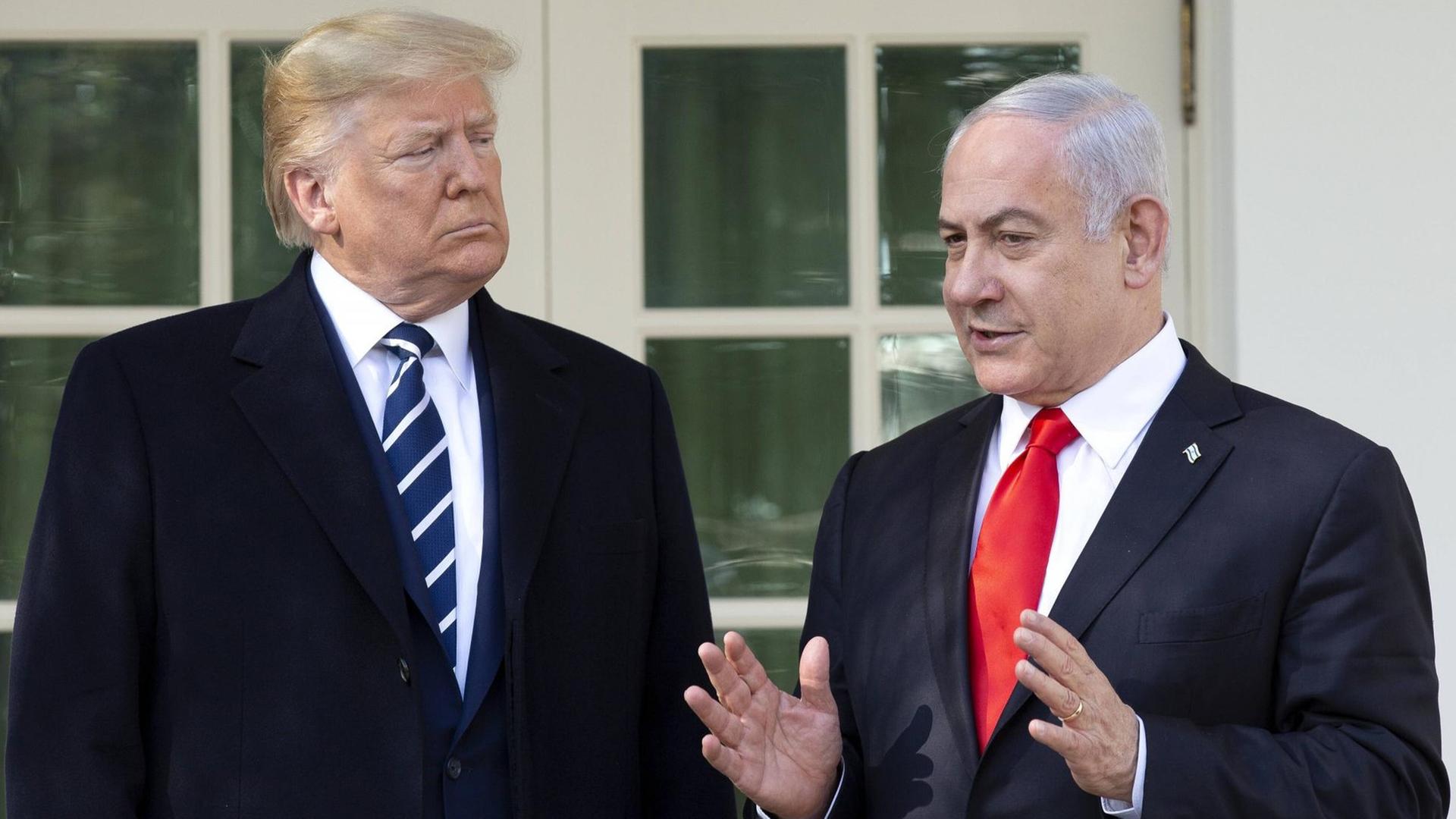January 27, 2020, Washington, District of Columbia, USA: Benjamin Netanyahu, Prime Minister of the State of Israel, speaks to members of the media with United States President Donald J. Trump outside of the White House in Washington, D.C., U.S., on Monday, January 27, 2020. Washington USA PUBLICATIONxINxGERxSUIxAUTxONLY - ZUMAs152 20200127zaas152045 Copyright: xStefanixReynoldsx January 27, 2020, Washington, District of Columbia, USA: Benjamin Netanyahu, Prime Minister of the State of Israel, speaks to members of the media with United States President Donald J. Trump outside of the White House in Washington, D.C., U.S., on Monday, January 27, 2020. Washington USA PUBLICATIONxINxGERxSUIxAUTxONLY - ZUMAs152 20200127zaas152045 Copyright: xStefanixReynoldsx