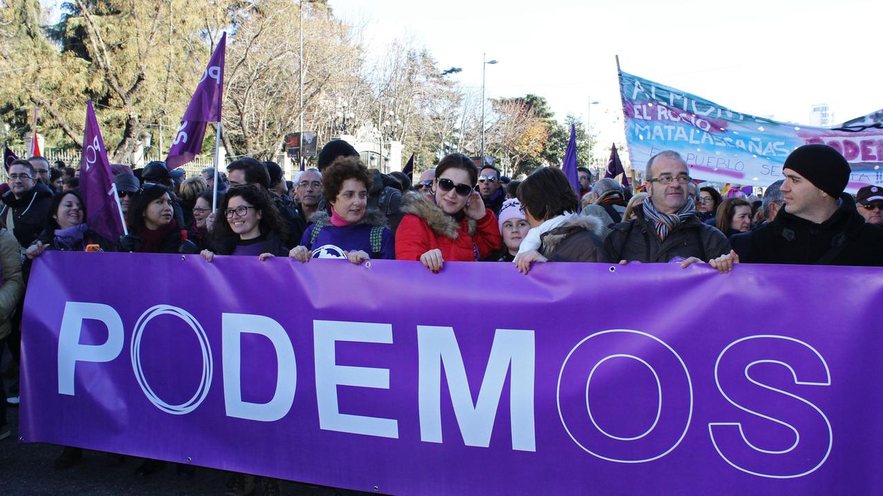 Teilnehmer des "Marsches für Veränderung" am 31.1.2015 in der spanischen Hauptstadt Madrid, zu der die neue Partei Podemos aufgerufen hatte. 