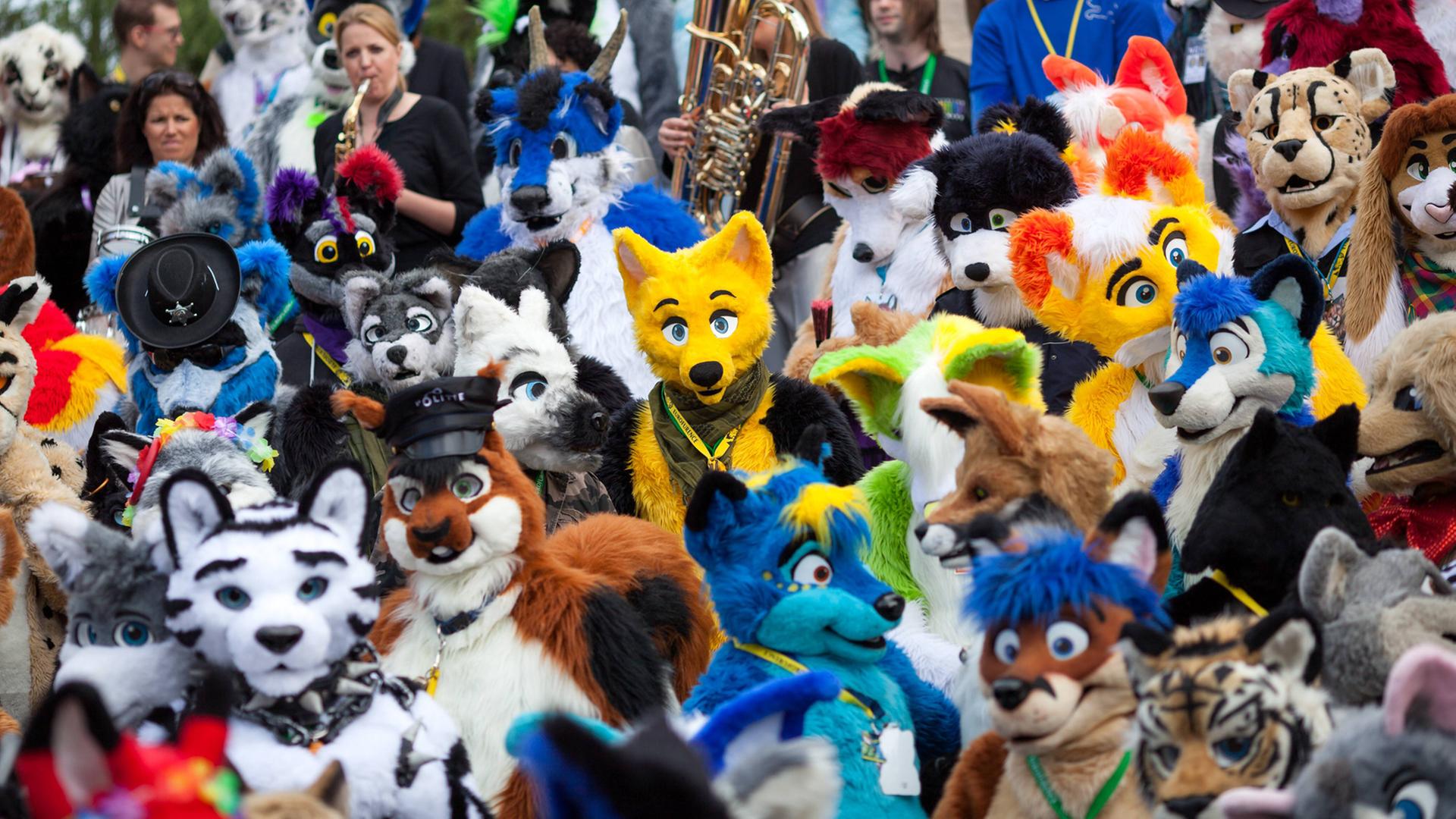 Eurofurence Berlin: Rund 2000 Furries - Menschen die sich als Plüschtiere verkleiden - aus über 40 Ländern treffen sich bei der Convention der Furry-Fandom-Szene in der Hauptstadt. Eurofurence Berlin: Rund 2000 Furries - Menschen die sich als Plüschtiere verkleiden - aus über 40 Ländern treffen sich bei der Convention der Furry-Fandom-Szene in der Hauptstadt.