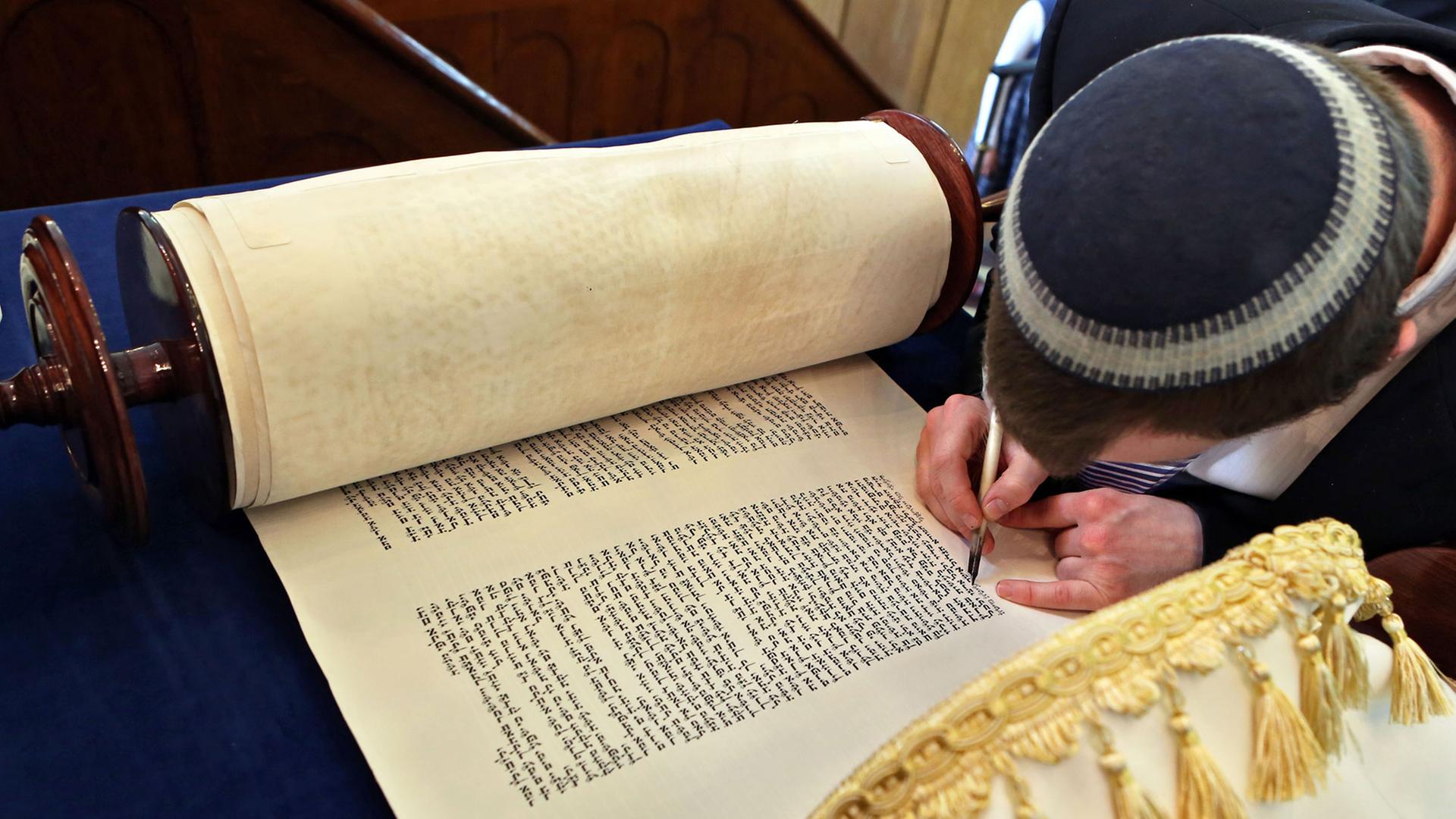 Ein Sofer schreibt die letzten Zeilen für eine neue Torarolle in der Synagoge der Jüdischen Gemeinde Halle/Saale. Ein Sofer schreibt die letzten Zeilen für eine neue Torarolle in der Synagoge der Jüdischen Gemeinde Halle/Saale.