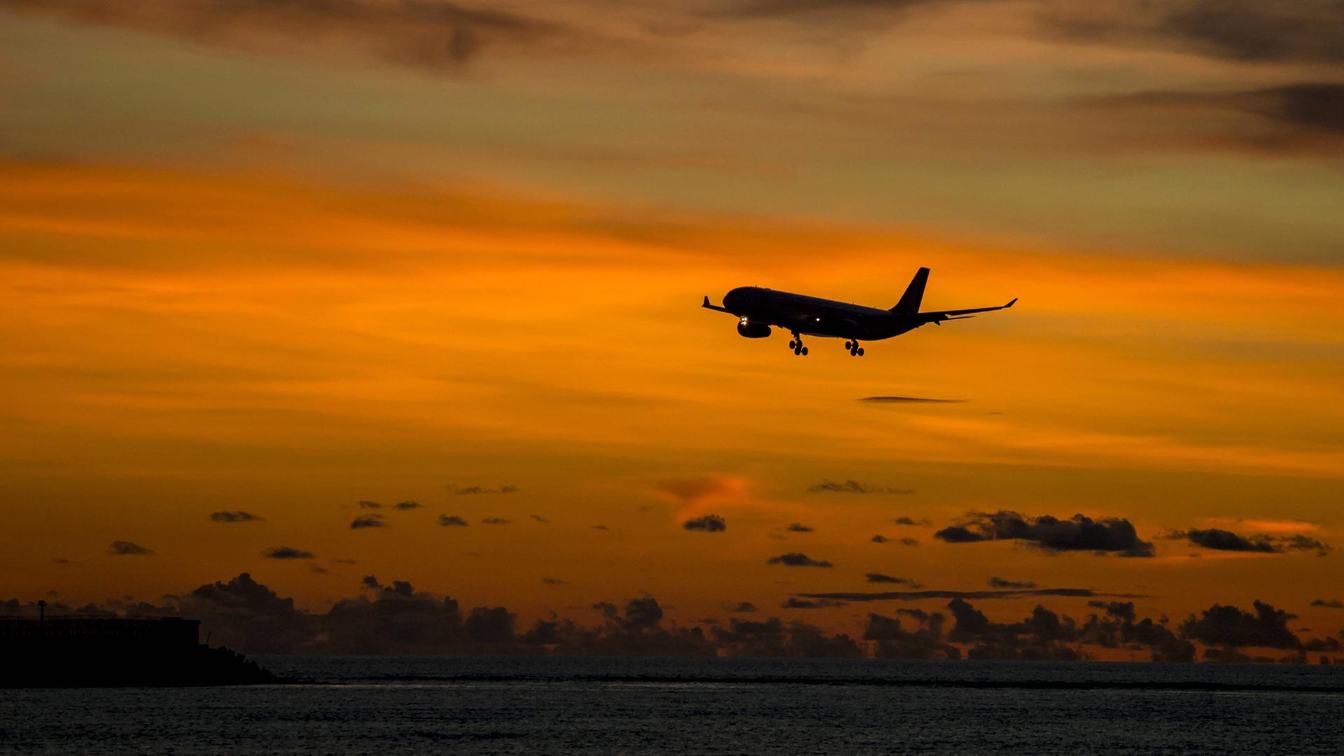 Flugzeug am rötlichen Himmel Flugzeug am rötlichen Himmel