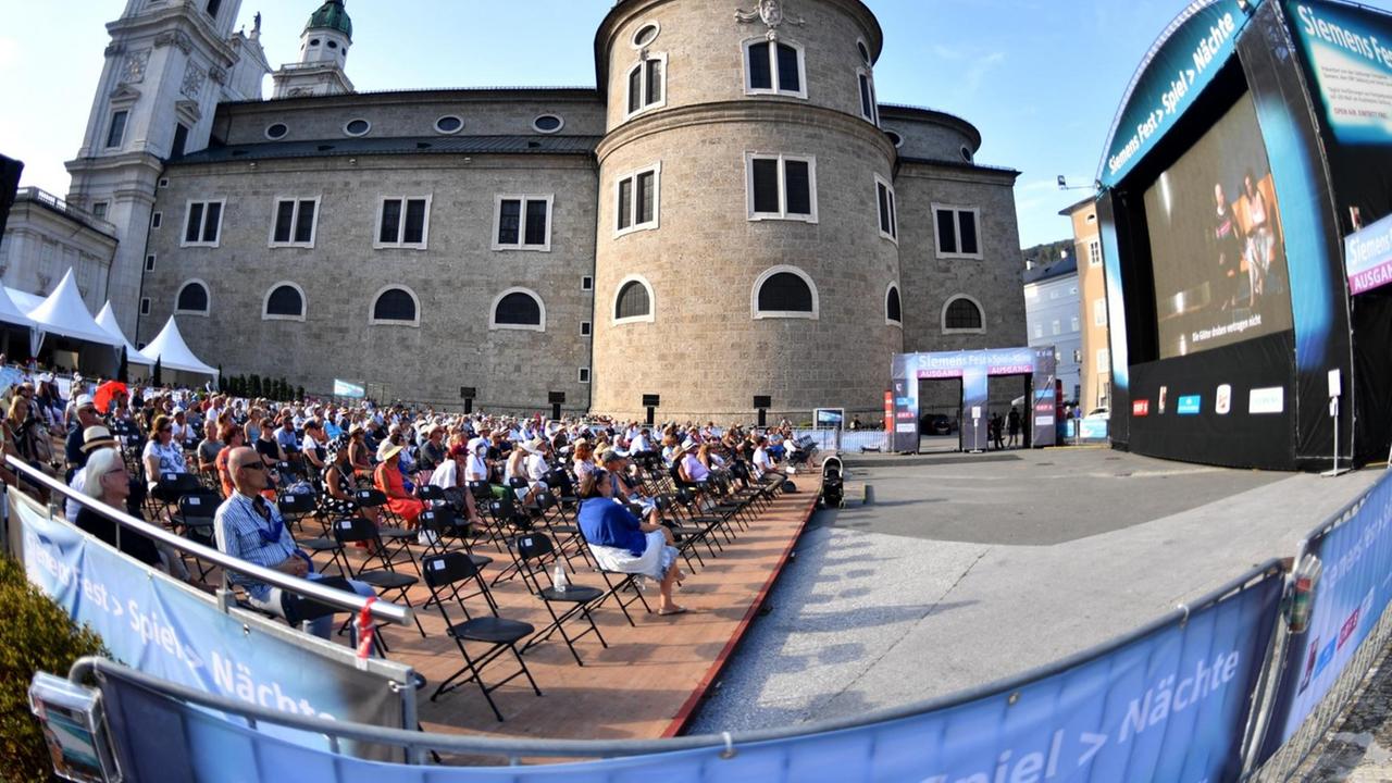 Besucher und Besucherinnen bei den Salzburger Fest-Spielen.