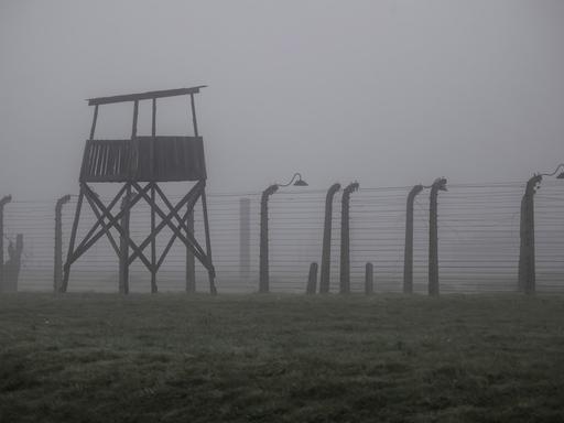 Lager Auschwitz-Birkenau im Nebel: Ehemaliges Konzentrationslager Auschwitz-Birkenau, Blick auf einen Wachturm