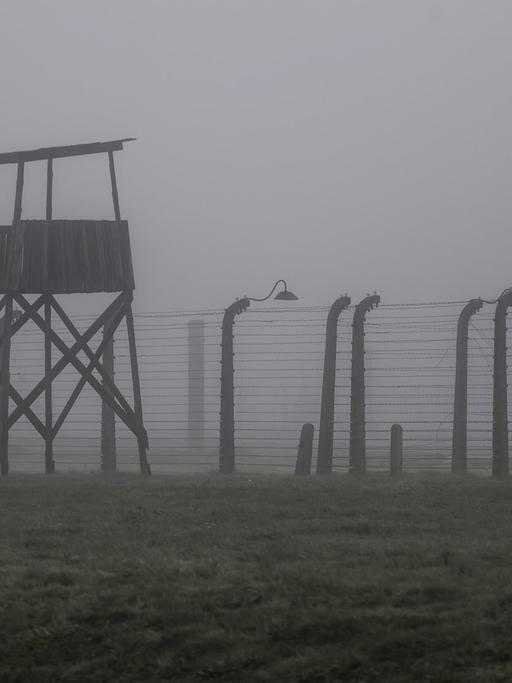 Lager Auschwitz-Birkenau im Nebel: Ehemaliges Konzentrationslager Auschwitz-Birkenau, Blick auf einen Wachturm