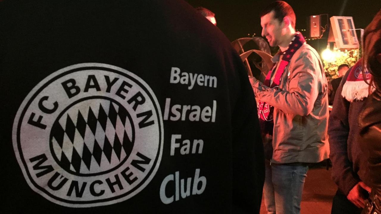 Mitglieder des FC-Bayern Fanclubs in Petah Tiqva schauen gemeinsam ein Spiel.