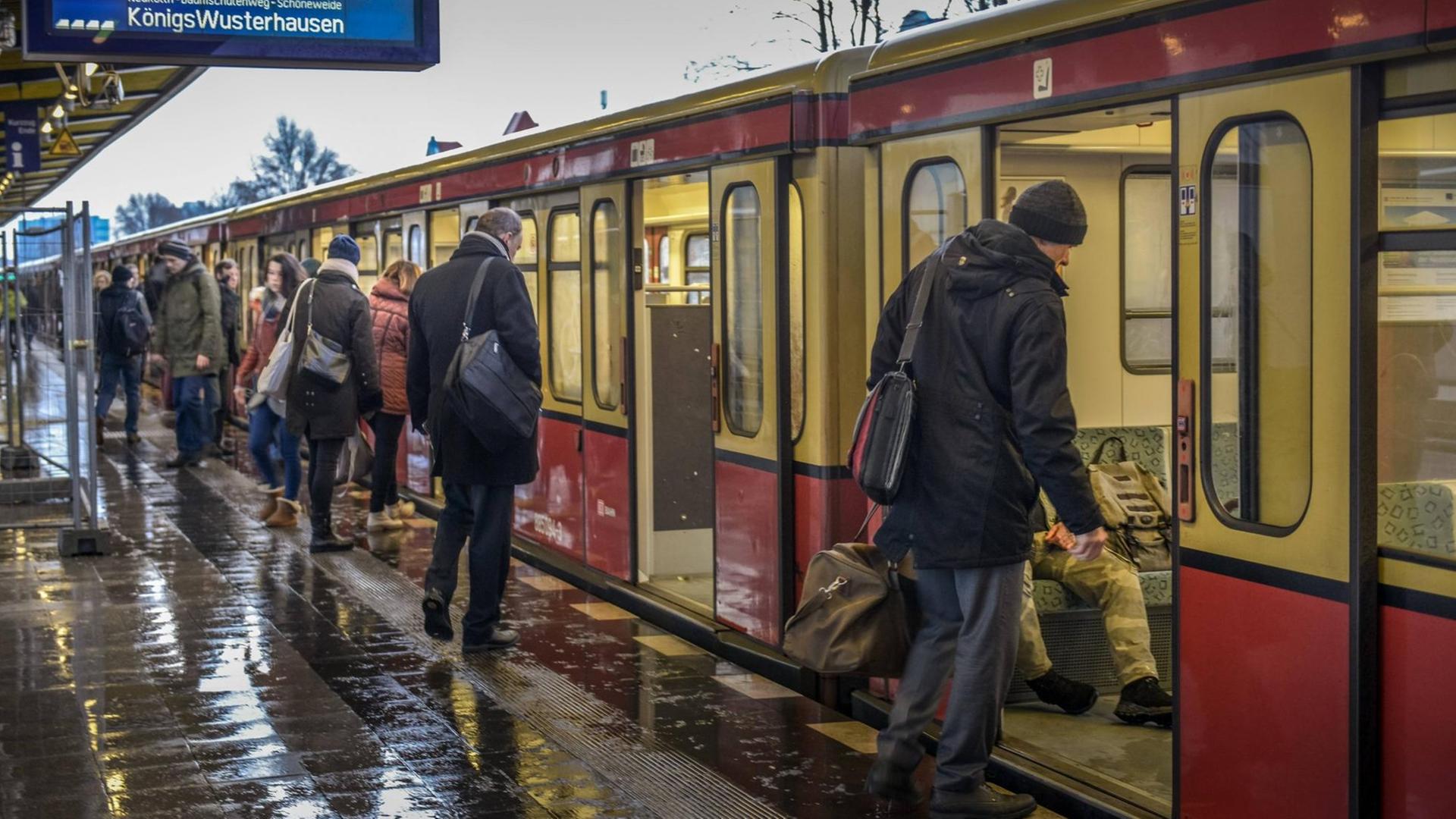 Die S-Bahn-Haltestelle in Berlin-Wilmersdorf Die S-Bahn-Haltestelle in Berlin-Wilmersdorf