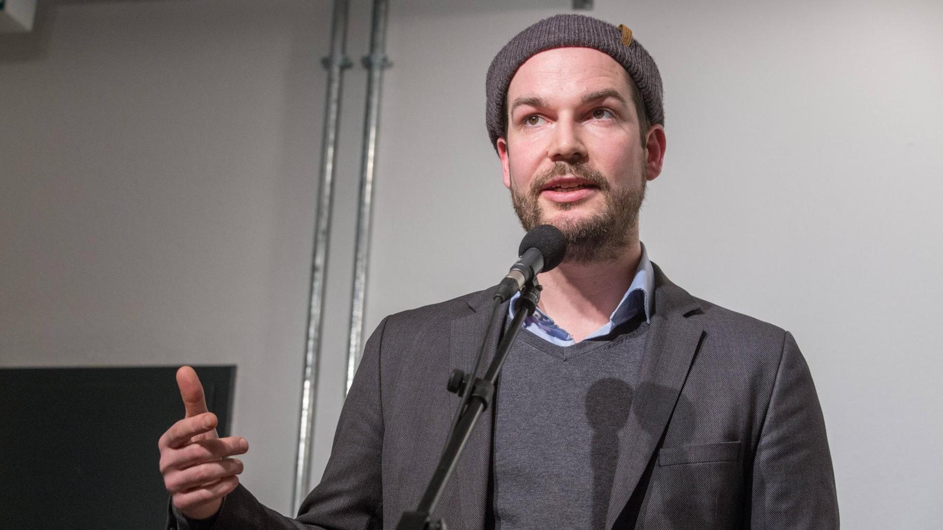 Porträt des Schriftstellers Max Czollek, aufgenommen 2019 im Haus für Poesie in Berlin Porträt des Schriftstellers Max Czollek, aufgenommen 2019 im Haus für Poesie in Berlin