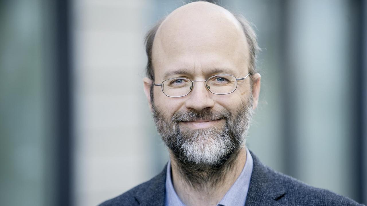 Der Theologe Simon Peng-Keller, im offenen blauen Hemd und dunklen Jackett, blickt freundlich in die Kamera. Der Theologe Simon Peng-Keller, im offenen blauen Hemd und dunklen Jackett, blickt freundlich in die Kamera.