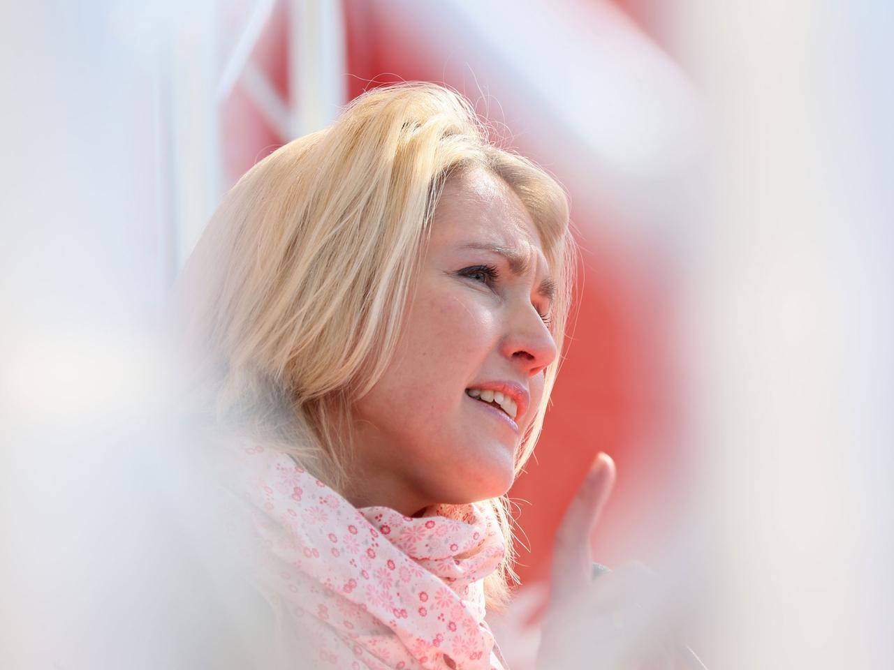 Bundesfamilienministerin Manuela Schwesig (SPD) spricht am 20.03.2015 am Brandenburger Tor in Berlin anlässlich des "Equal Pay Day". Bundesfamilienministerin Manuela Schwesig (SPD) spricht am 20.03.2015 am Brandenburger Tor in Berlin anlässlich des "Equal Pay Day".