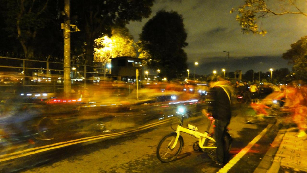 Das Fahrrad als Zeichen eines wachsenden Umweltbewusstseins wird in Bogotá immer beliebter - hier ein abendlicher Ausflug des Fahrradkollektivs "teusacatubici". Das Fahrrad als Zeichen eines wachsenden Umweltbewusstseins wird in Bogotá immer beliebter - hier ein abendlicher Ausflug des Fahrradkollektivs "teusacatubici".