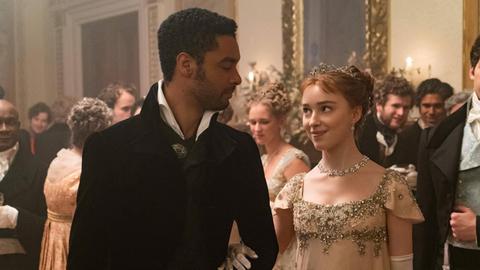 Rege-Jean Page als Simon Basset und Phoebe Dynevor als Daphne Bridgerton Arm in Arm mit anhimmelndem Blick