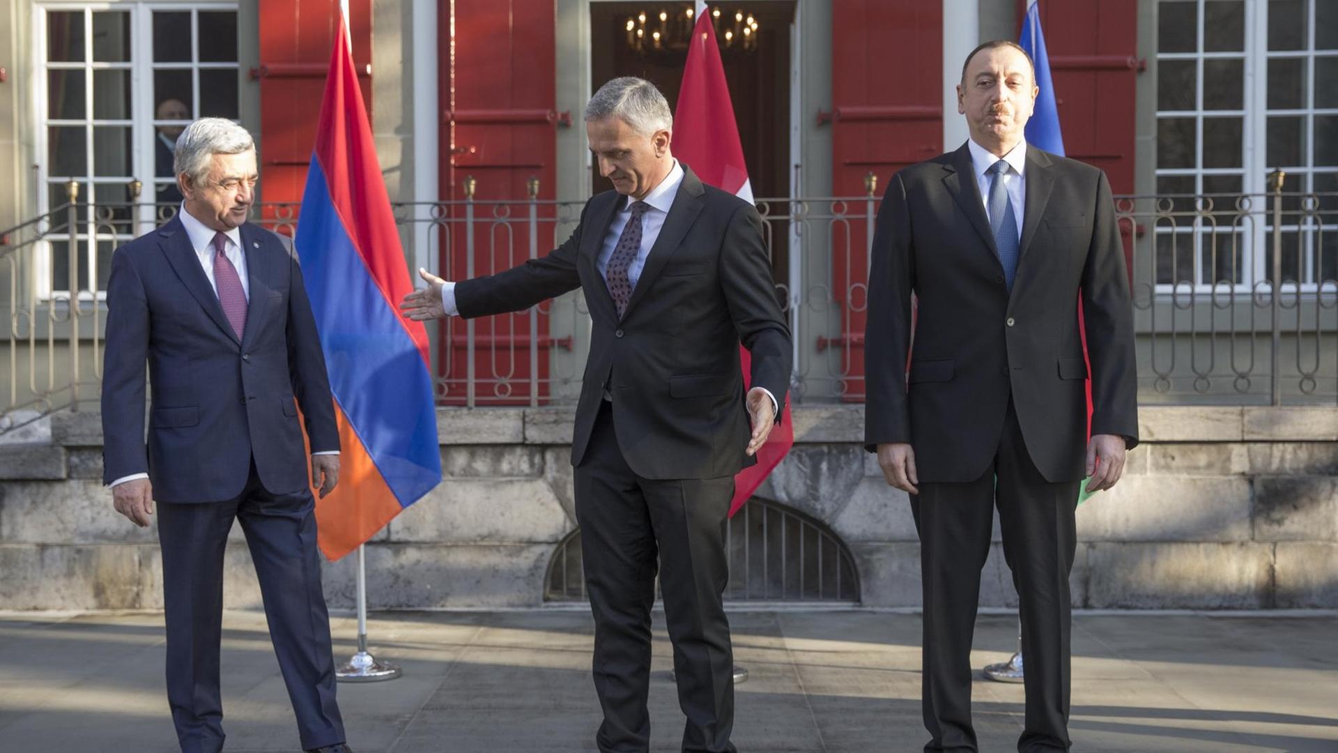 Der Schweizer Außenminister Burkhalter mit den Präsidenten Armeniens und Aserbaidschans, Sargsjan und Alijew am 19.12.2015 in Bern. Der Schweizer Außenminister Burkhalter mit den Präsidenten Armeniens und Aserbaidschans, Sargsjan und Alijew am 19.12.2015 in Bern.
