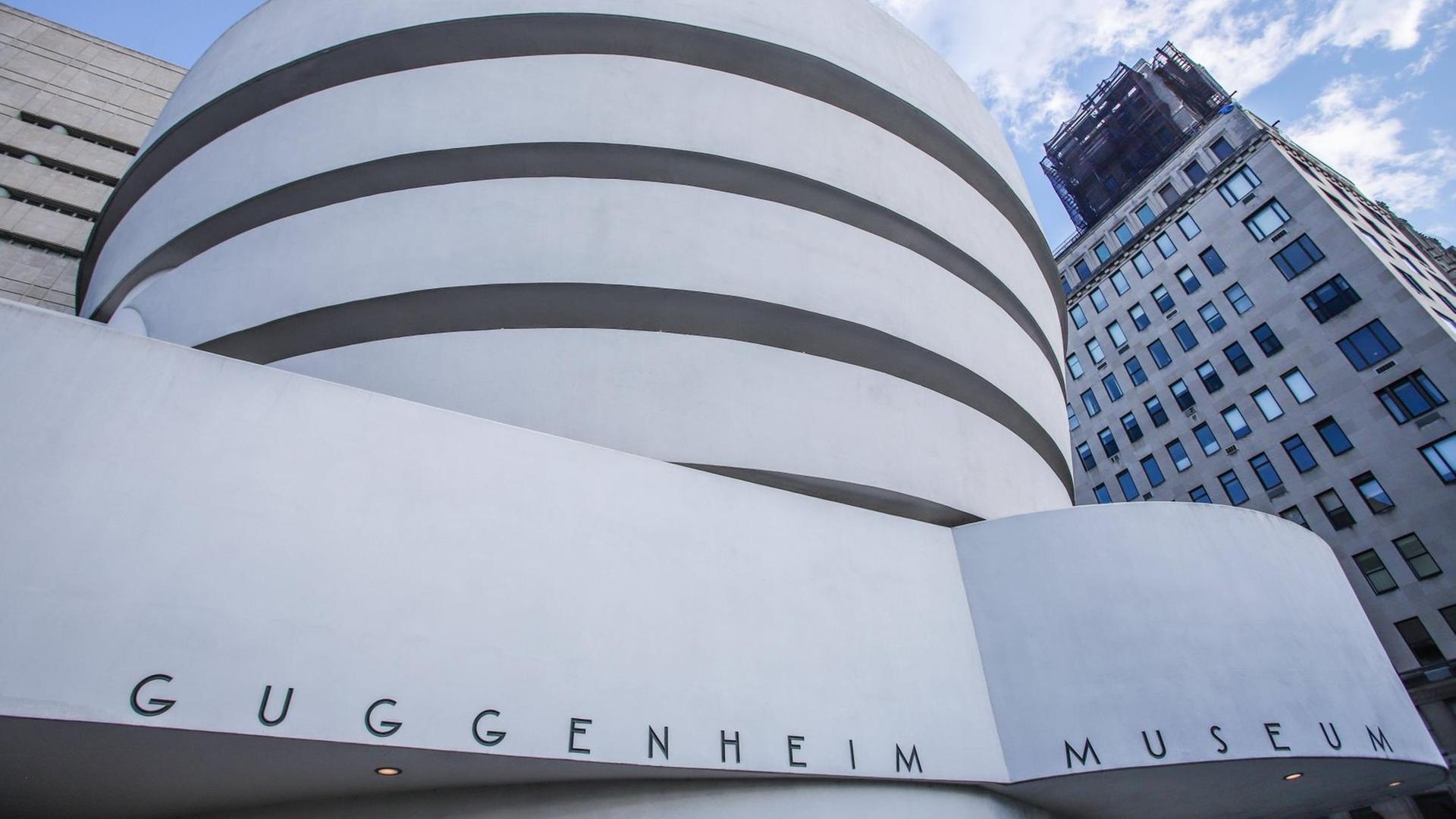 Das Gebäude des Guggenheim-Museums in New York aus einer leichten Froschperspektive. Das Gebäude des Guggenheim-Museums in New York aus einer leichten Froschperspektive.