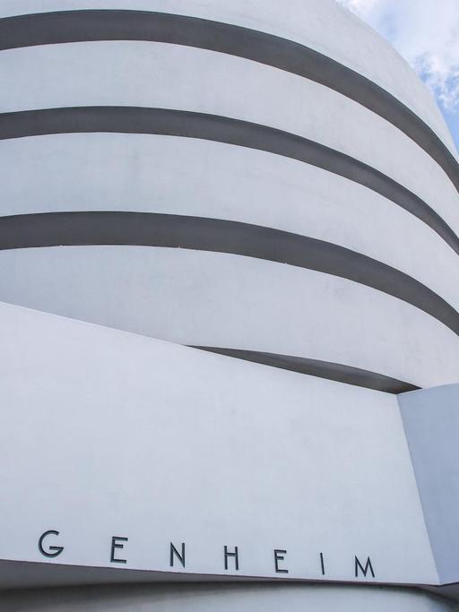 Das Gebäude des Guggenheim-Museums in New York aus einer leichten Froschperspektive.