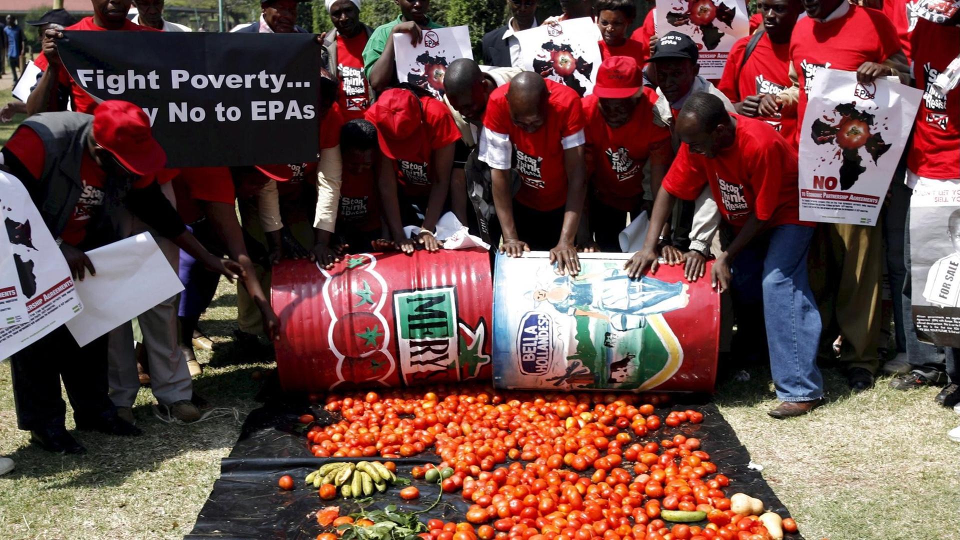Bauern und Zivilisten aus Kenia rollen Ölfässer über Tomaten und Puder.