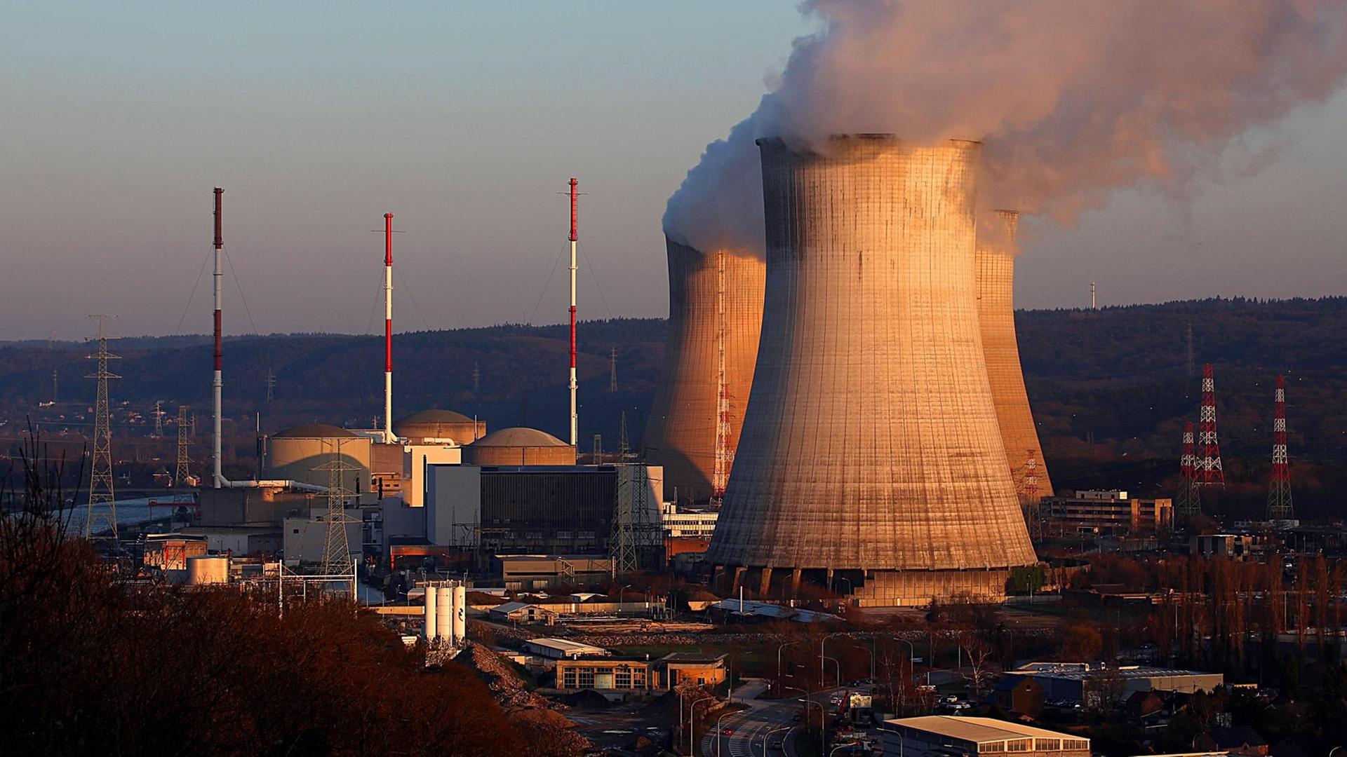 Das Kernkraftwerk Tihange des Betreibers Engie Electrabel wird von der Abendsonne angestrahlt. Das Kernkraftwerk Tihange des Betreibers Engie Electrabel wird von der Abendsonne angestrahlt.